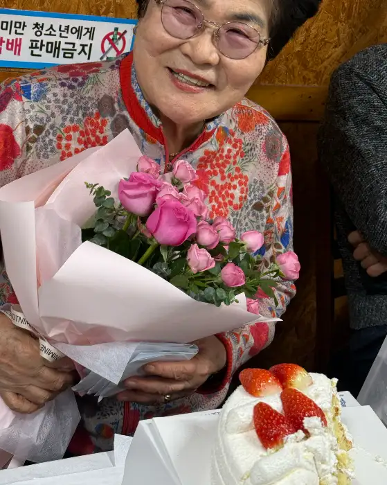생일 케이크와 꽃다발
