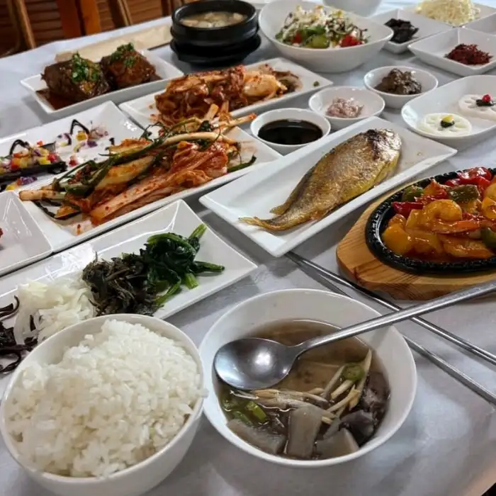 푸짐하게 차려진 한정식 한상
