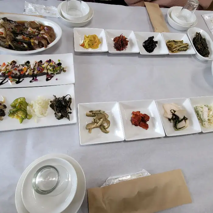 다양한 종류의 나물과 반찬들