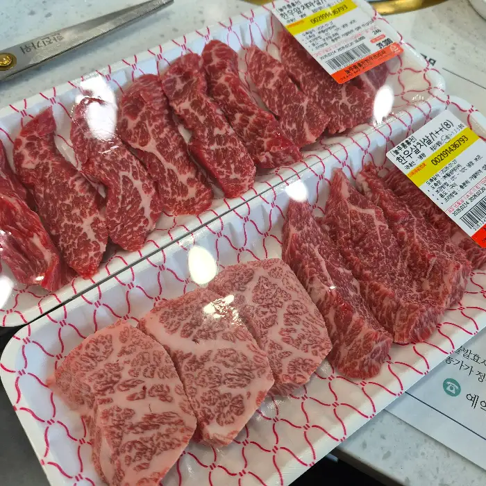 진열된 다양한 부위의 한우