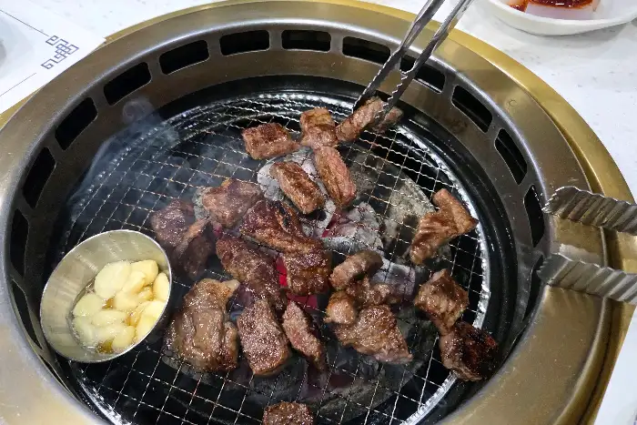 숯불 위에서 구워지는 한우 조각들