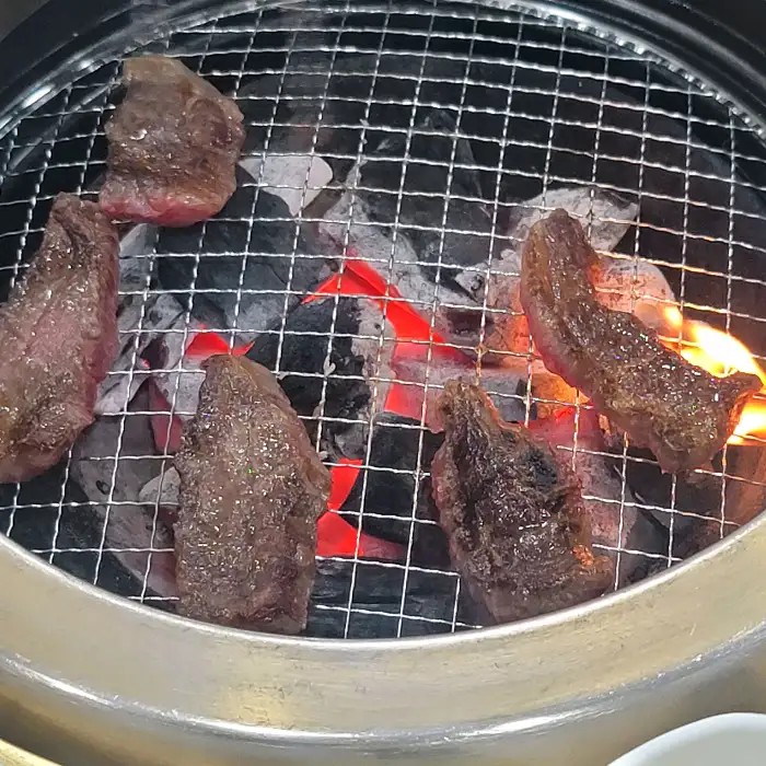 잘 익은 한우 조각들