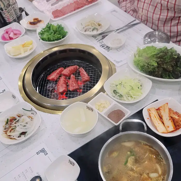 테이블에 차려진 식사 모습