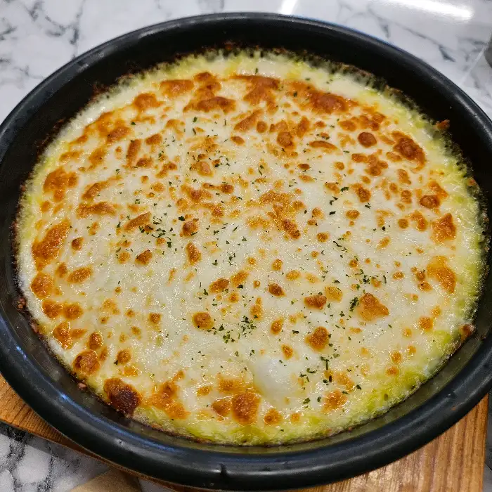 오븐에 구워진 치즈 요리