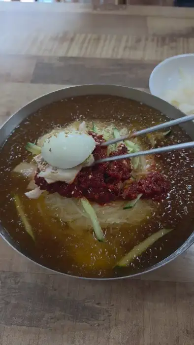 잘 차려진 물밀면 한 그릇
