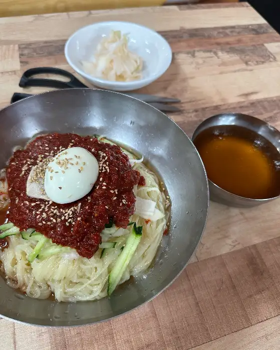 비빔밀면과 곁들임 반찬
