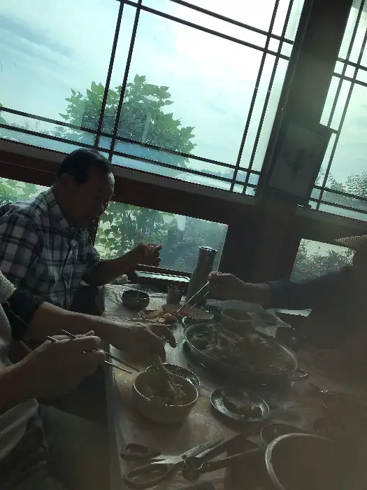 식사하는 모습