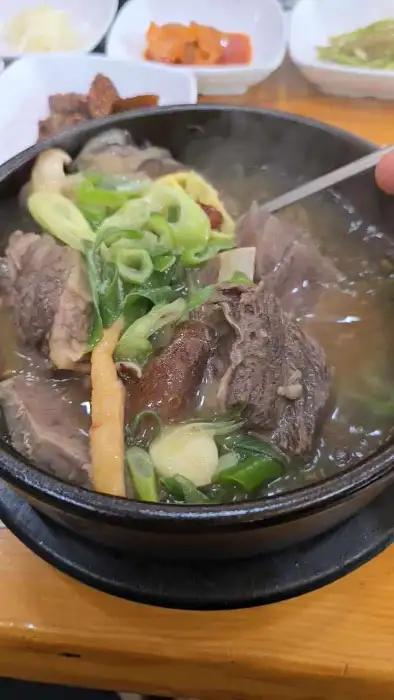 푸짐한 갈비탕 한 그릇. 큼직한 고기와 채소가 먹음직스럽게 담겨 있다.