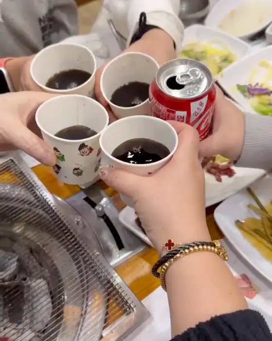 맥주잔을 들고 건배하는 모습.