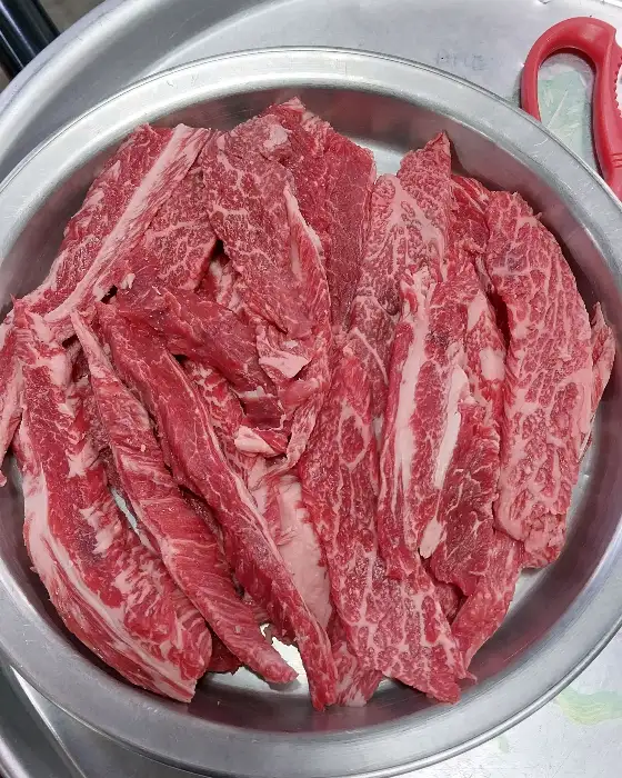 쟁반 가득 신선한 살치살