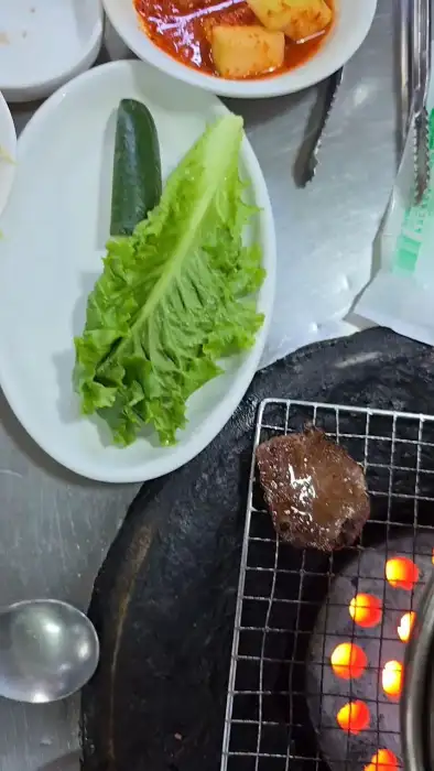 쌈 채소와 함께 준비된 음식