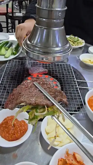 연탄불 위에서 익고 있는 고기