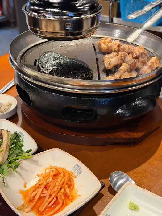 미나리와 함께 구워진 삼겹살 한 점