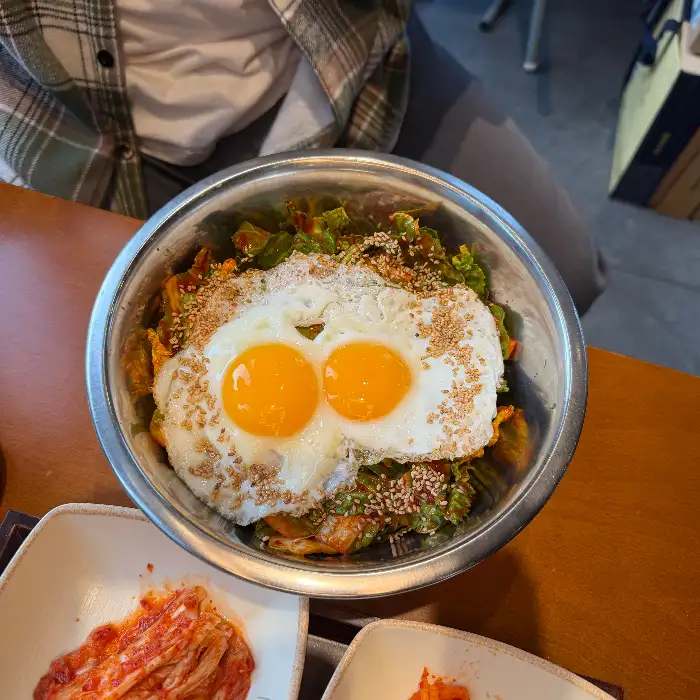 달걀 프라이와 함께 나온 봄동 비빔밥