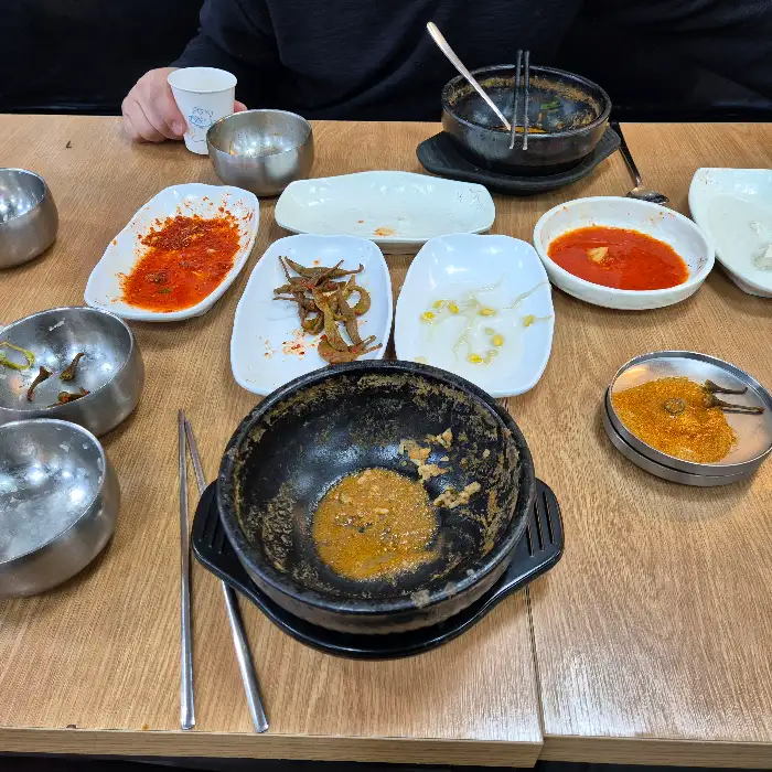 깨끗하게 비운 추어탕 뚝배기