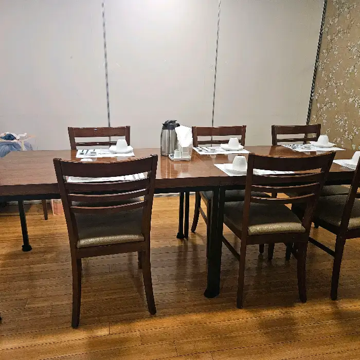 경회루 내부의 입식 테이블