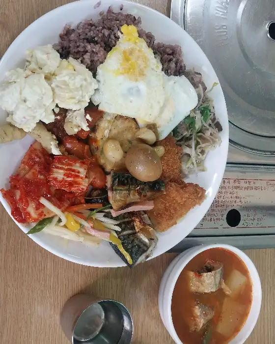뷔페 음식 한 접시와 국물