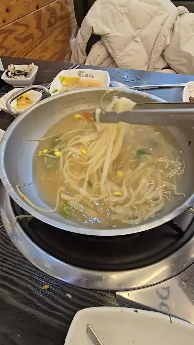 칼국수 면발이 복국 육수에 담겨져 있습니다.