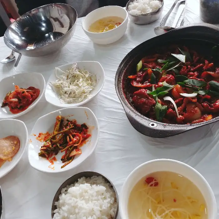 푸짐하게 담긴 불낙볶음과 곁들여 나오는 국물