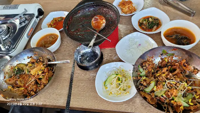 식탁 위에 차려진 푸짐한 음식들