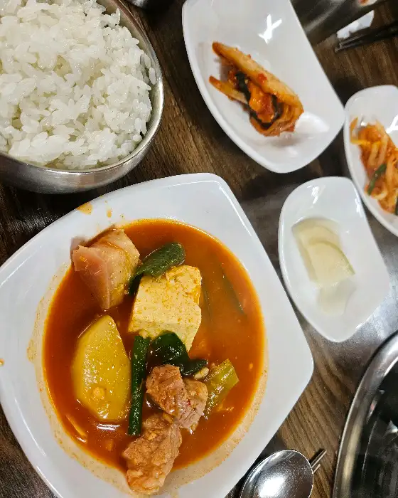 밥 비벼먹는 모습