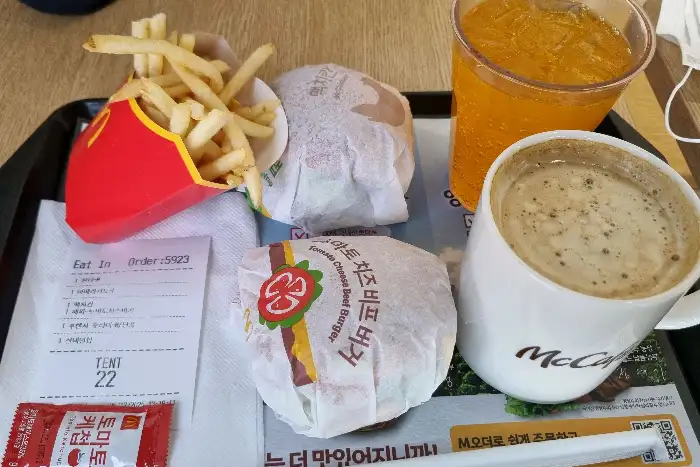 여러 가지 빵 종류가 진열된 모습