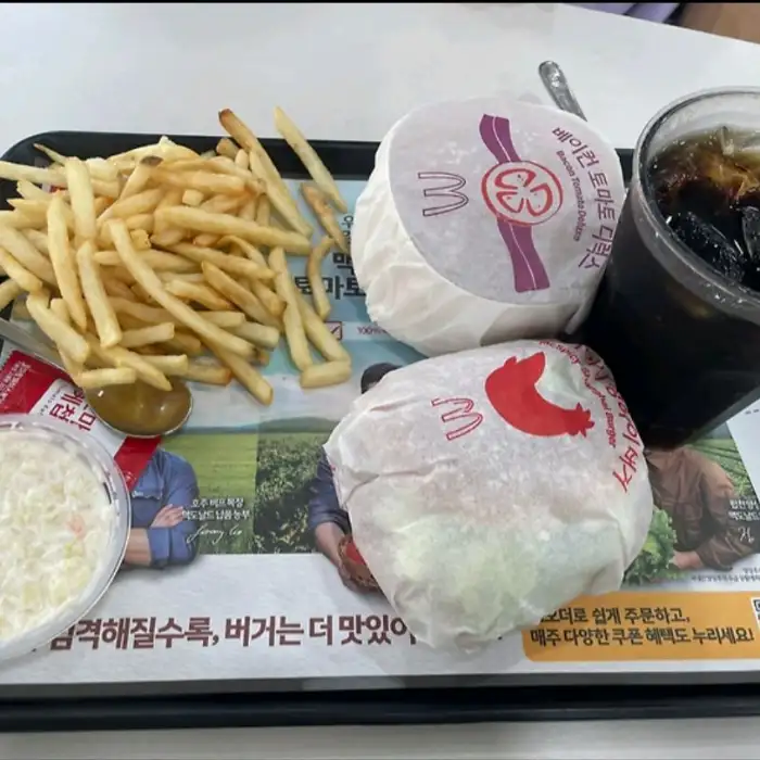 햄버거, 감자튀김, 콜라, 코울슬로 세트