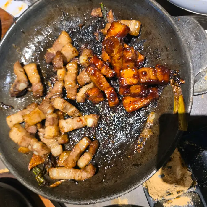 다양한 맛의 삼겹살 조각들