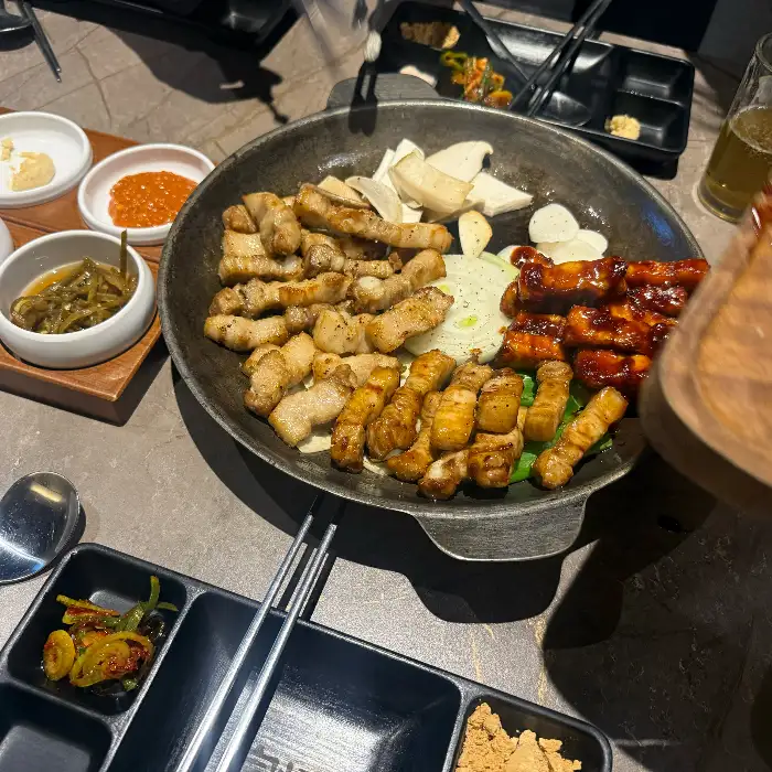 다양한 종류의 잘 구워진 고기