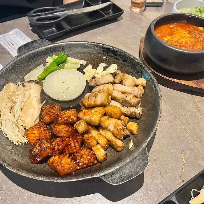 김치찌개와 함께 나온 고기