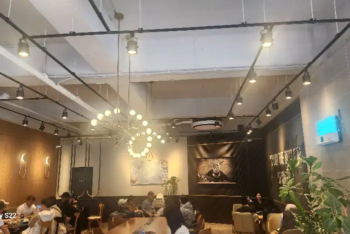 다양한 조명이 설치된 넓은 실내 공간