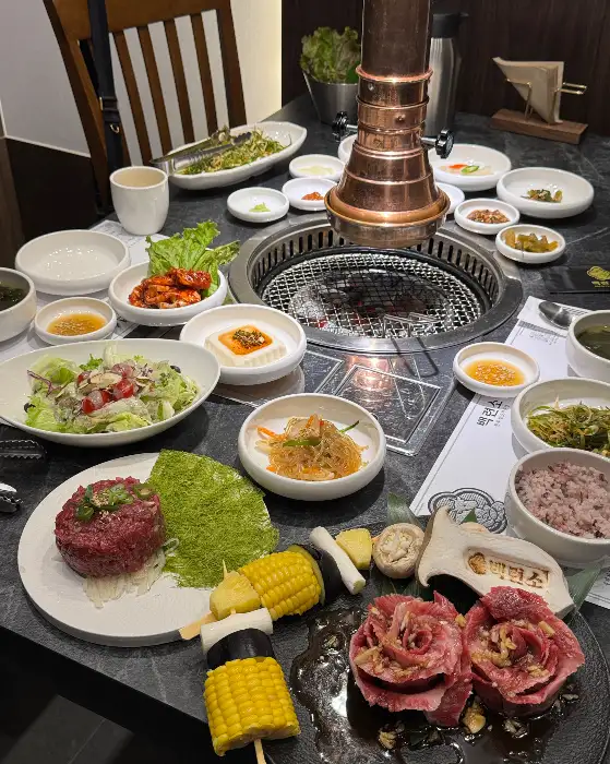 다양한 구이 메뉴와 곁들임 음식들