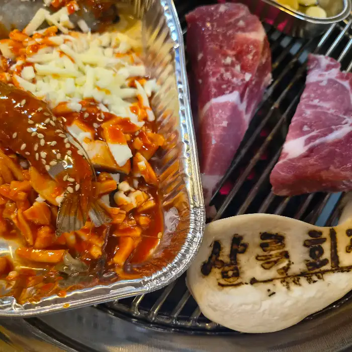 치즈를 곁들여 구워 먹는 가리비와 고기