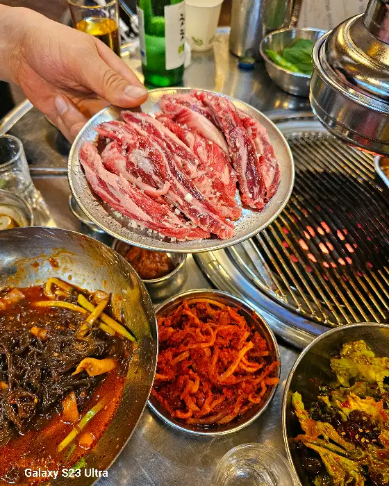 연탄불 위에서 구워지고 있는 고기