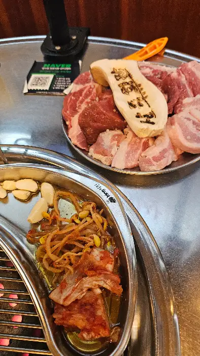 다양한 종류의 고기가 플레이팅된 모습