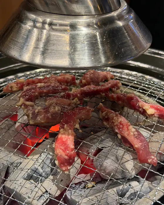 숯불 위에서 맛있게 익어가는 소고기