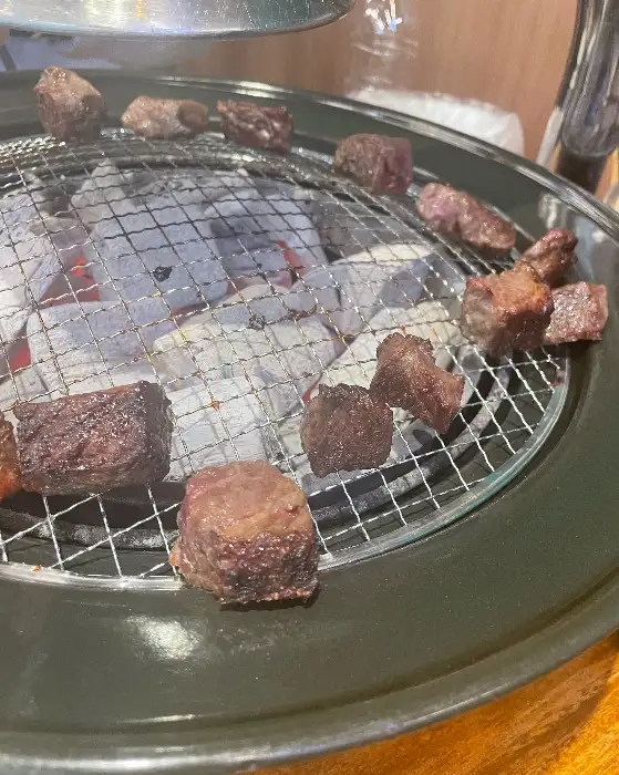큐브 모양으로 구워지고 있는 소고기