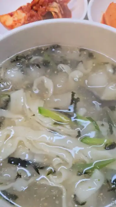 옹심이 칼국수와 김치, 깍두기 모습