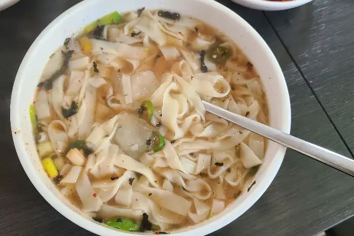 칼국수 면발과 옹심이 모습