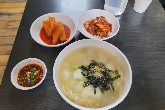 옹심이 칼국수와 곁들임 반찬들