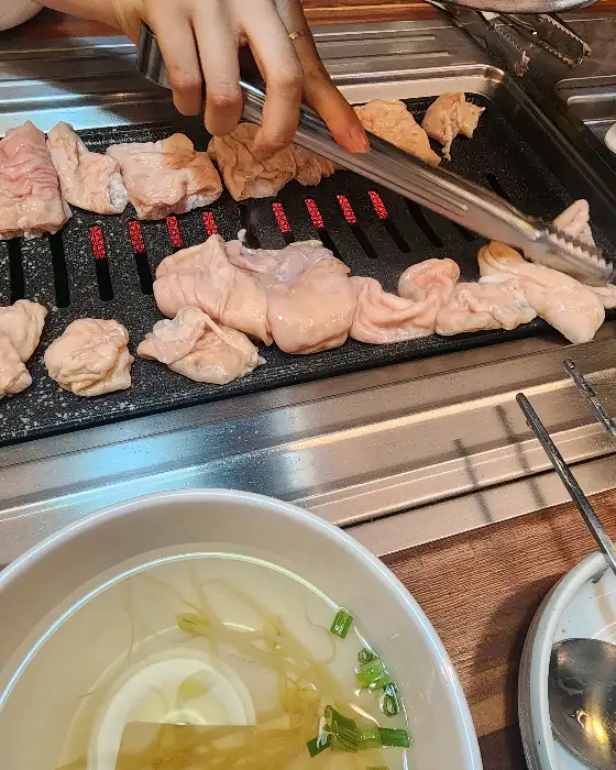 직원이 막창을 불판에 올리는 모습
