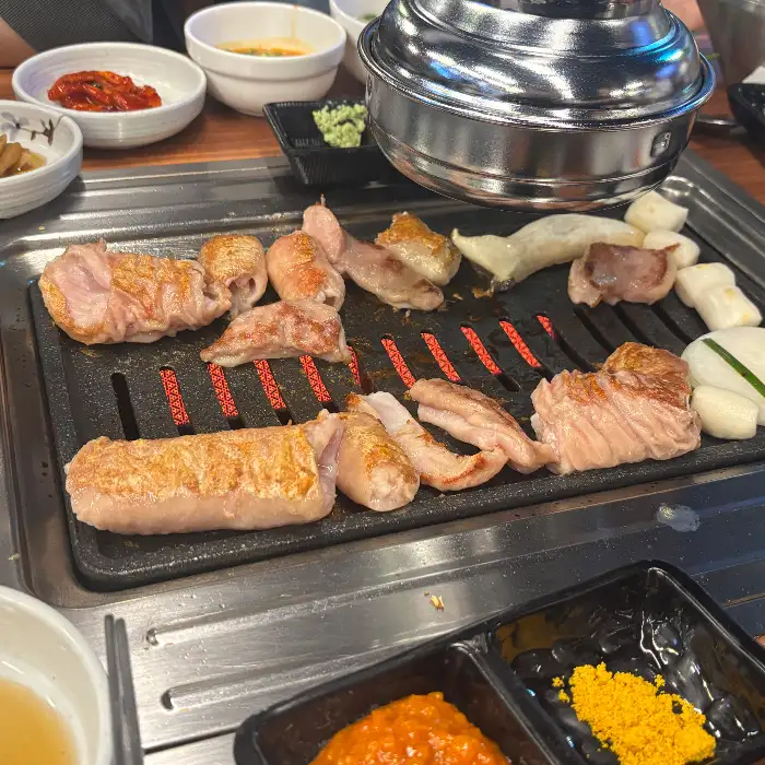 잘 구워진 막창이 불판에 올라있는 모습