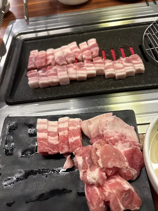 깔끔하게 준비된 삼겹살
