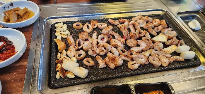 한상 가득 차려진 막창과 밑반찬