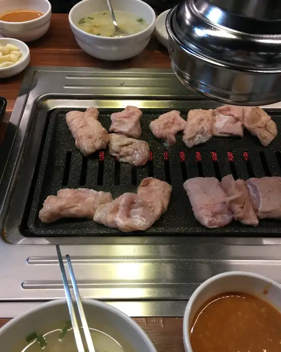 뜨거운 김이 피어오르는 계란찜