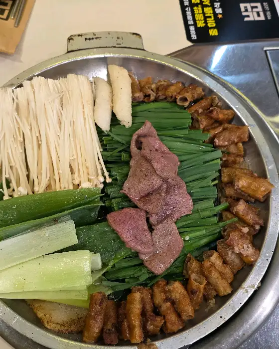 정성스럽게 플레이팅된 곱창 모듬