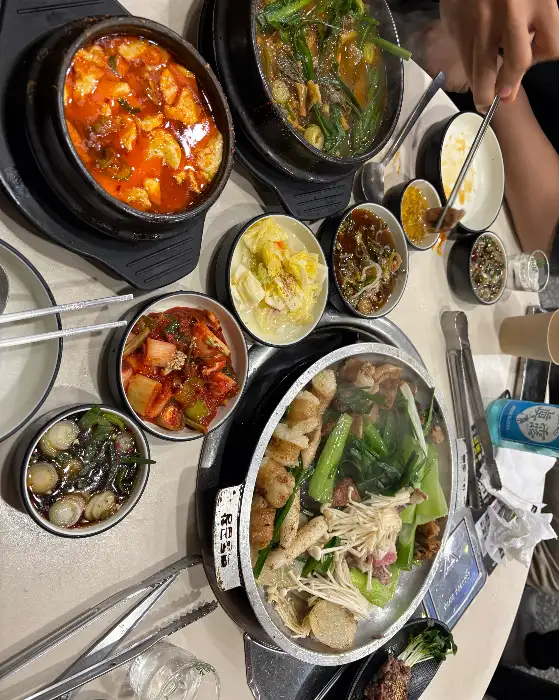 다양한 메뉴가 함께 나온 테이블 전경