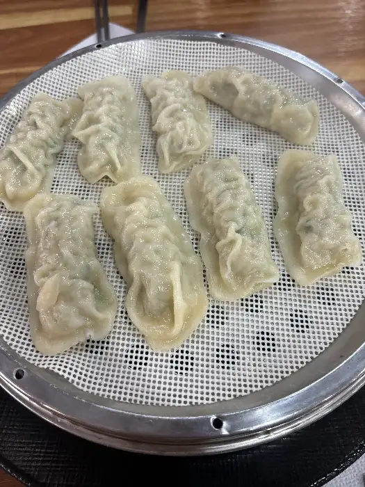 김이 모락모락 나는 만두 몇 개
