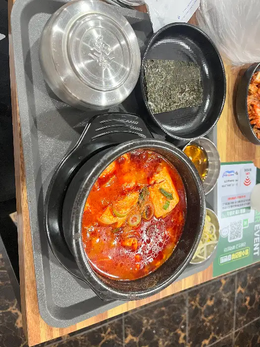 김치와 곁들여 먹는 바지락 칼국수