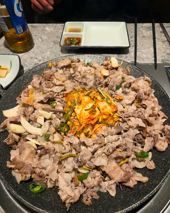 한상 가득 차려진 고기와 반찬들